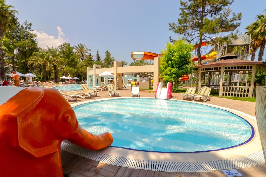 La alberca dentro o cerca de Queen's Park Goynuk Hotel - All Inclusive