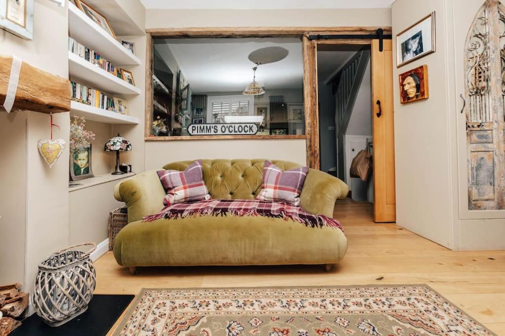 uma sala de estar com um sofá verde num quarto em The Limes-3 bed, central Henley em Henley on Thames