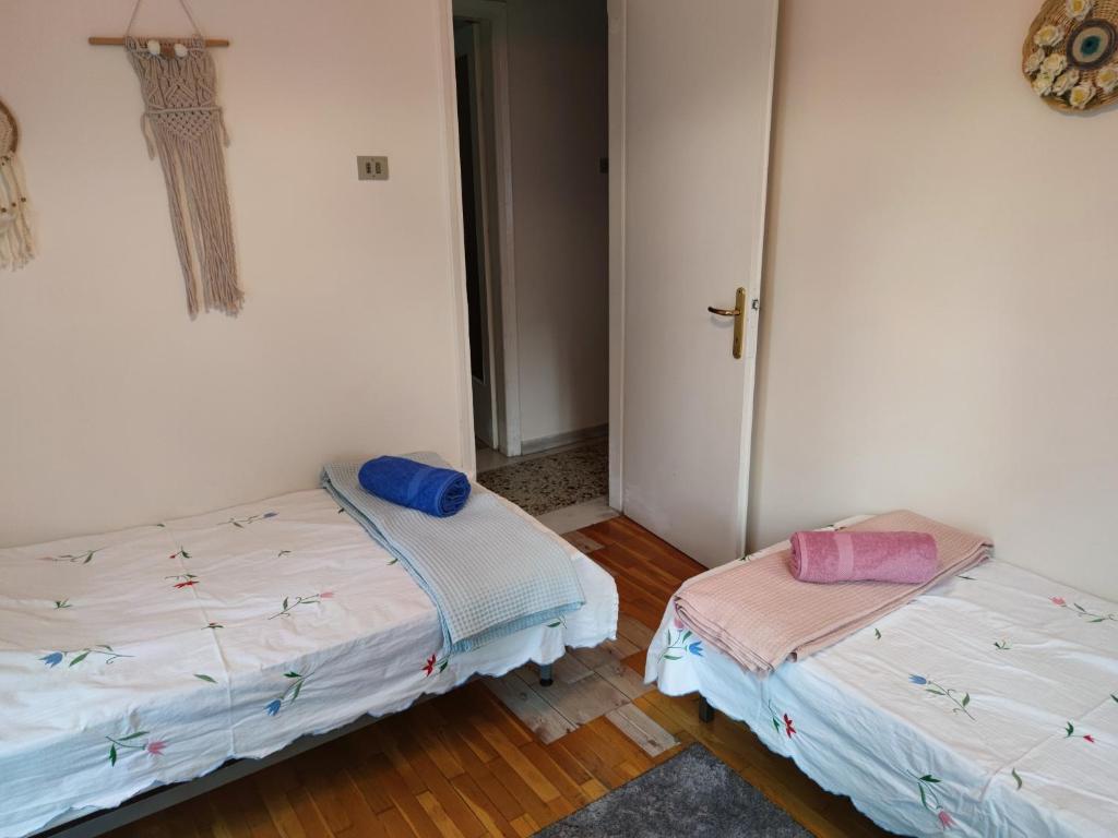A bed or beds in a room at Thessaloniki Waterfront apartment