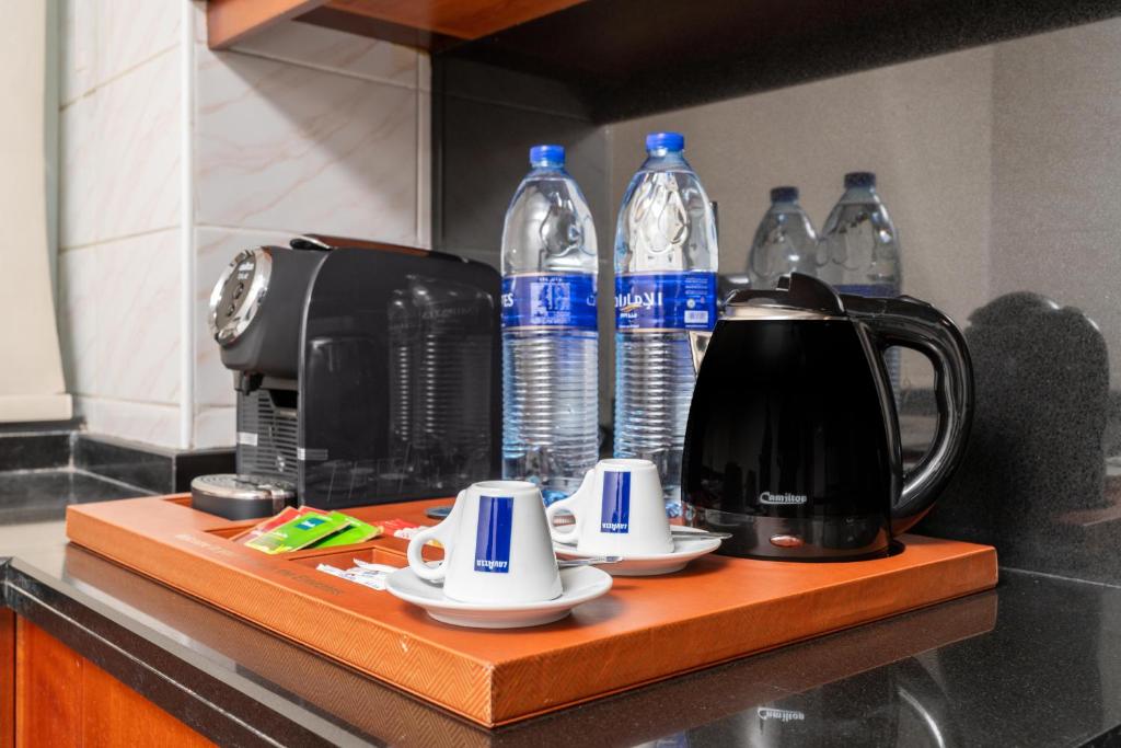 Příslušenství pro přípravu čaje a kávy v ubytování Golden Sands Hotel & Residences
