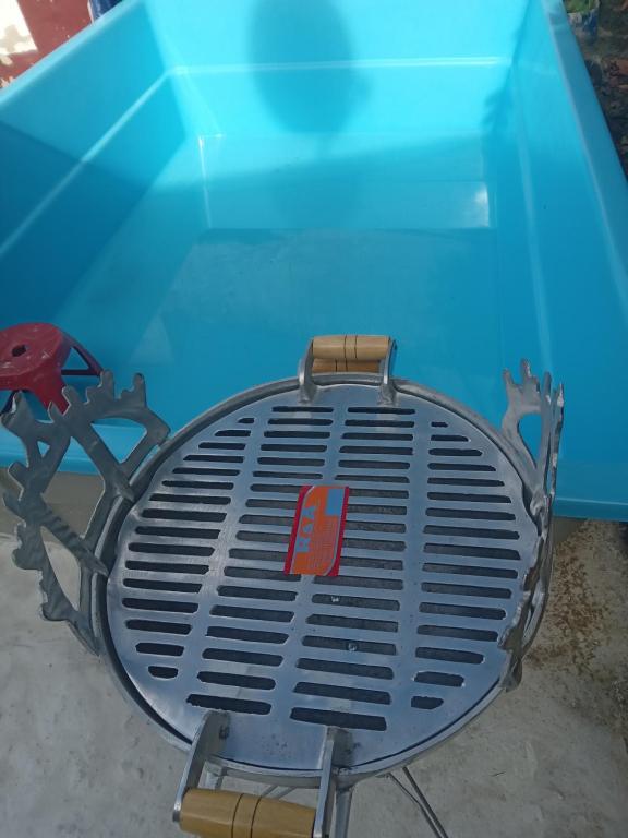 a blue grill sitting on top of a blue truck at Hostel Leonardo 10 Estrelas in Vitória