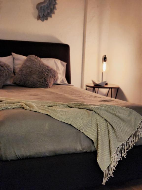 a bed with two pillows on top of it at Downtown Ciudad de México in Mexico City