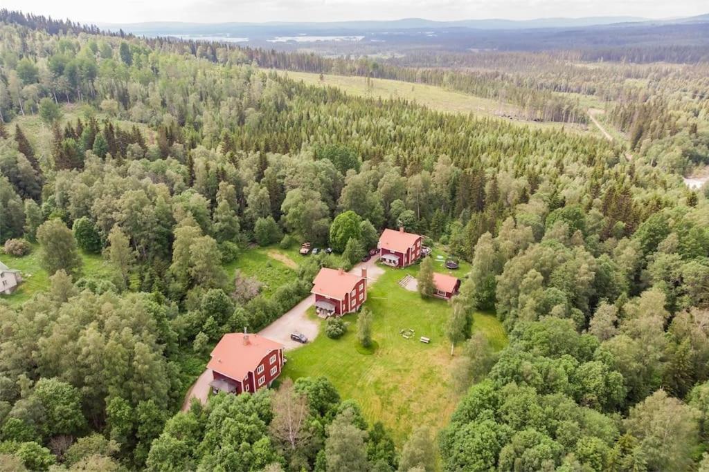 una vista aérea de una casa en medio de un bosque en Appartement in de natuur!, en Fredriksberg