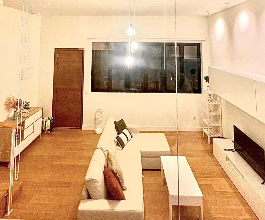 sala de estar con sofá blanco y ventana en Apartamento "Villa Marinera", en Luanco