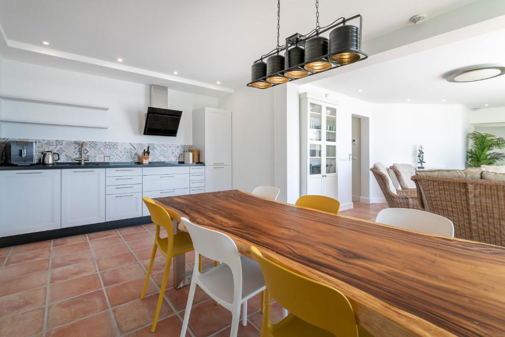 Kuchyň nebo kuchyňský kout v ubytování Villa Thorodin breathtaking 14P villa 1st line sea