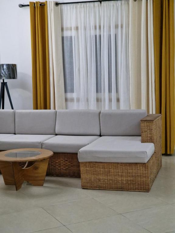 uma sala de estar com um sofá e uma mesa em Appartements meuble SEED em Yaoundé
