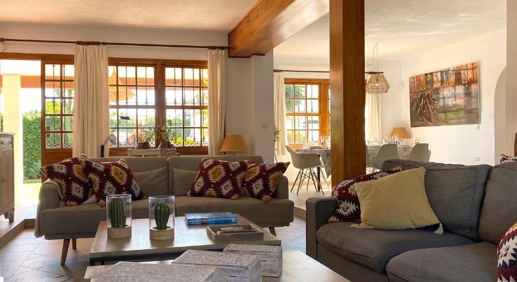 salon z kanapą i stołem w obiekcie Puerto Marina Villa w mieście Benalmádena