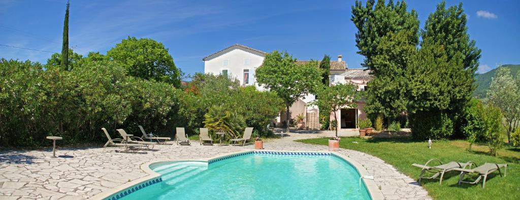 Bazén v ubytování Logis Hôtel La Bastide des Monges nebo v jeho okolí