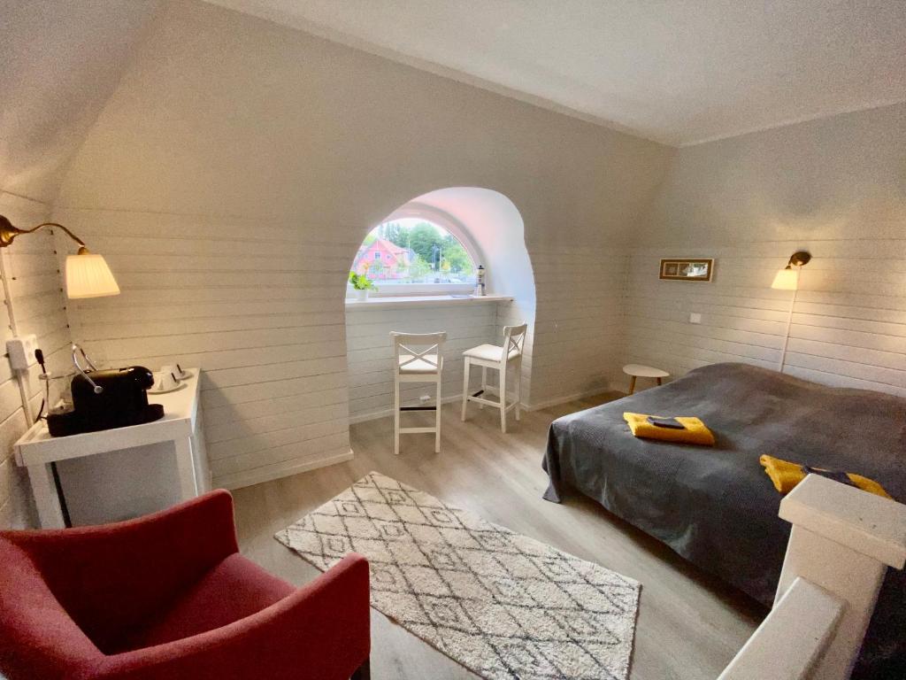 - une chambre avec un lit, une table et des chaises dans l'établissement Kapteni tuba - Captains room - Central Square in Kärdla, à Kärdla