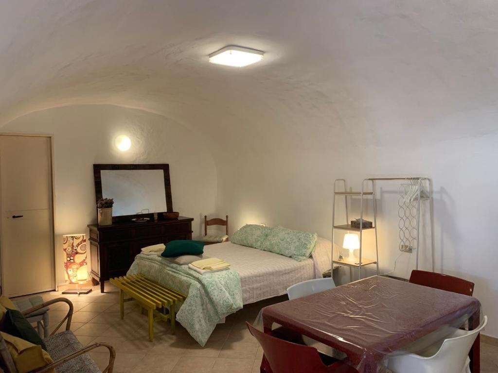 Dai colli al mare في Antonelli: غرفة نوم فيها سرير وطاولة فيها