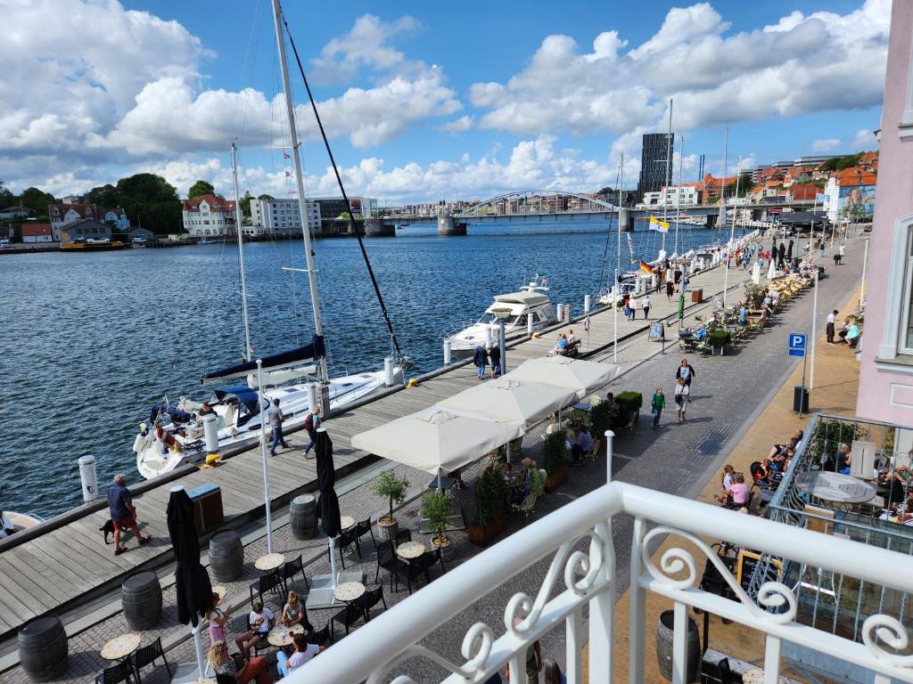- une vue sur une rivière depuis un bateau de croisière dans l'établissement Sunset Penthouse, à Sønderborg