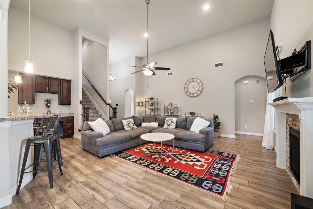 a living room with a couch and a table at City Getaway Yard Bbq Games Wifi Pets Ok in Houston