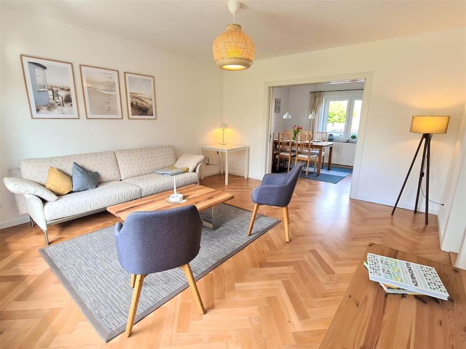 uma sala de estar com um sofá e uma mesa em Schönes Ferienhaus, bis 6 Pers, zentral gelegen em Heide