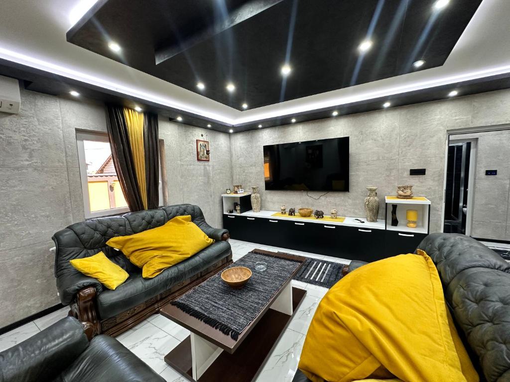 Vila Veselić في فاليفو: غرفة معيشة مع أريكة وتلفزيون
