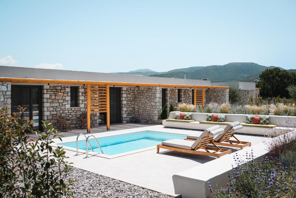 Bazén v ubytování Trinity Design Suites nebo v jeho okolí