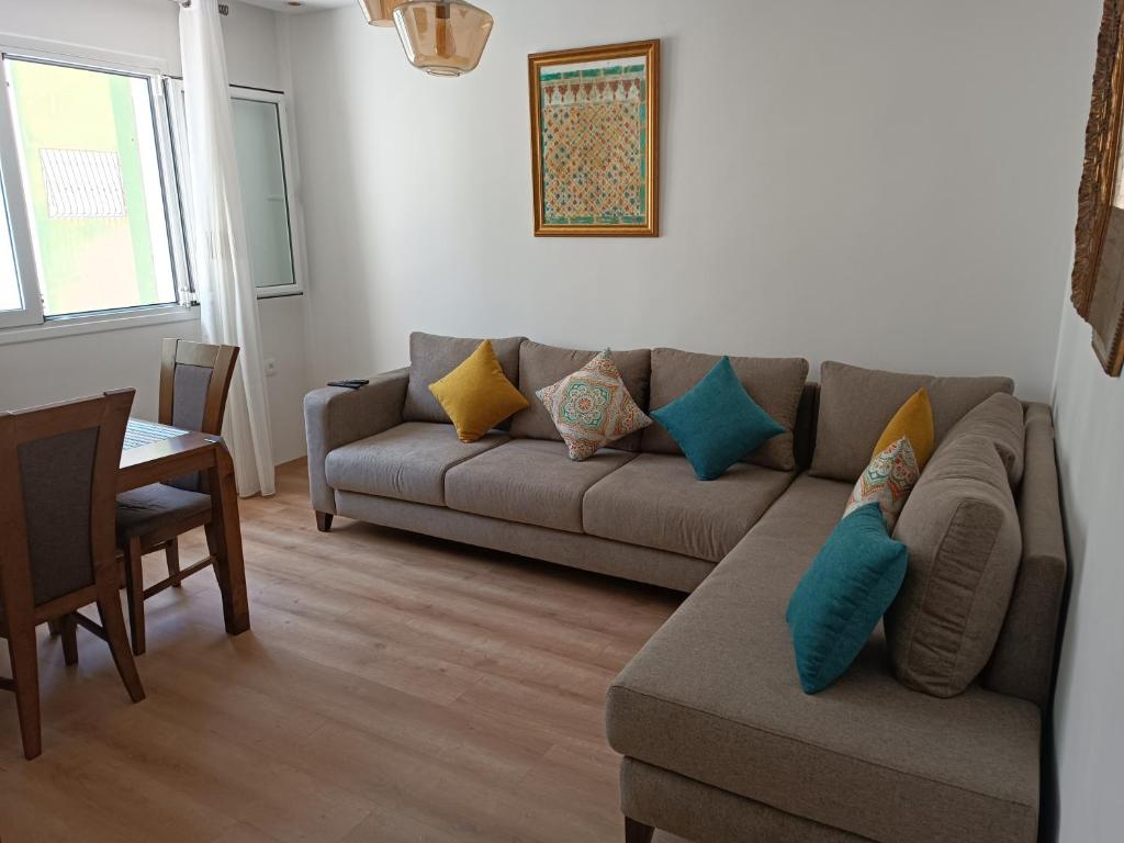 ein Wohnzimmer mit einem Sofa und einem Tisch in der Unterkunft The Oxygen 9 in Tétouan