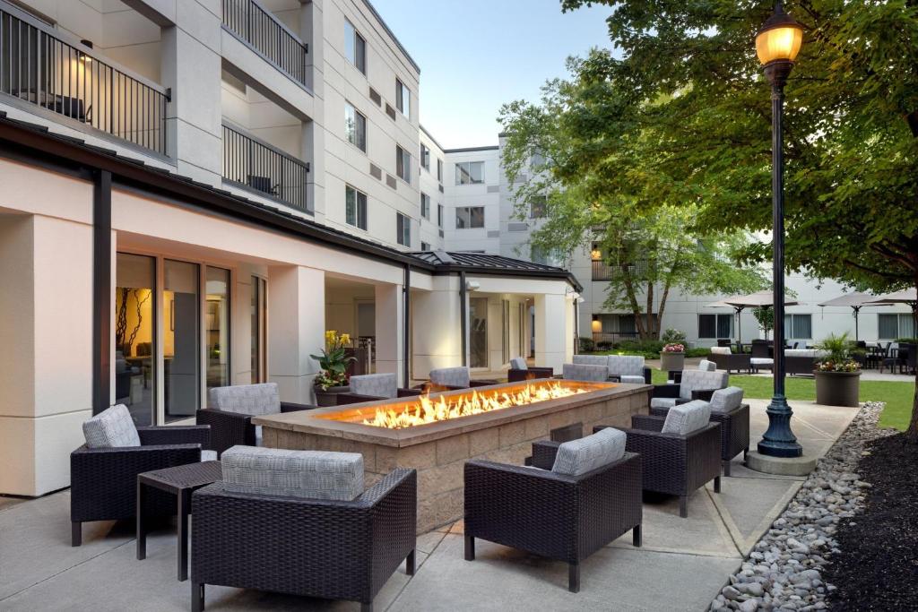 Posezení v ubytování Courtyard Edison Woodbridge