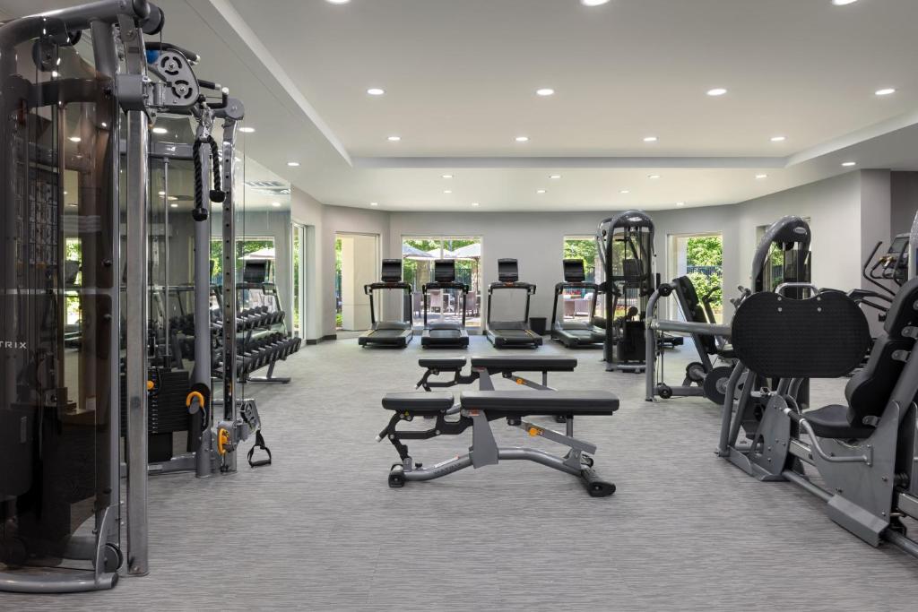 Fitness centrum a/nebo fitness zařízení v ubytování Courtyard Edison Woodbridge