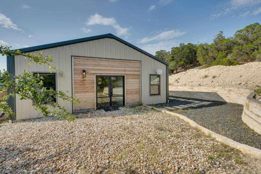 Getaway with Fire Pit about 5 Mi to Pedernales River!, Dripping Springs