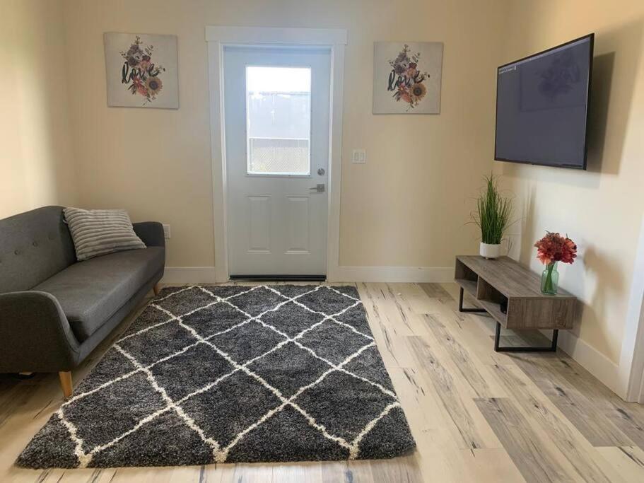 uma sala de estar com um sofá e uma televisão em 1 bedroom apartment em Halifax