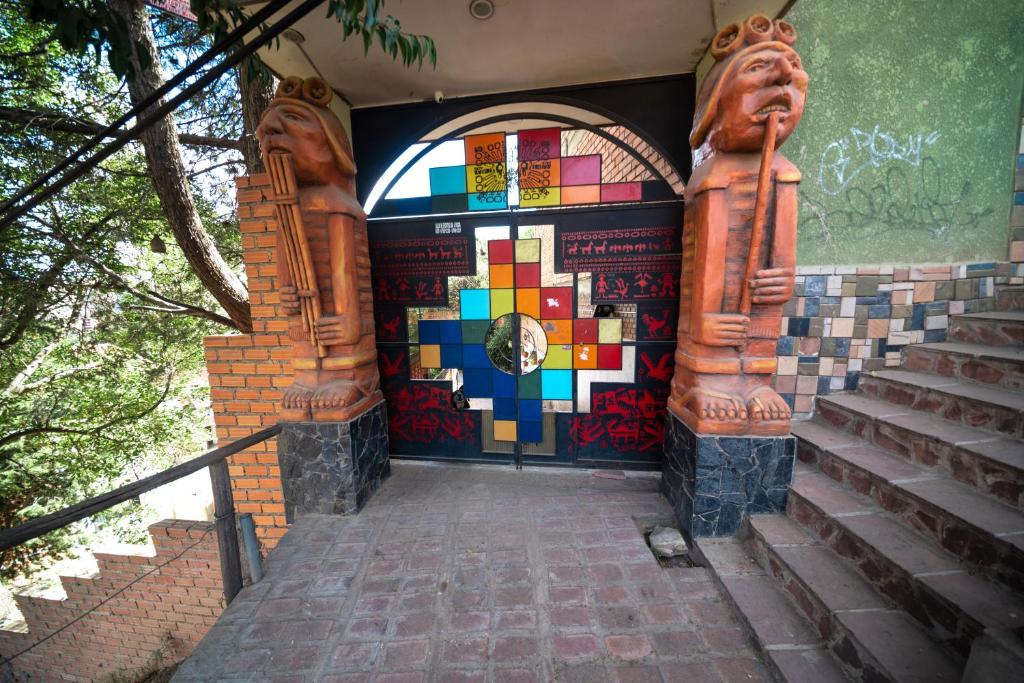 um edifício com um mural colorido na parede em Santa Pacha em Sucre