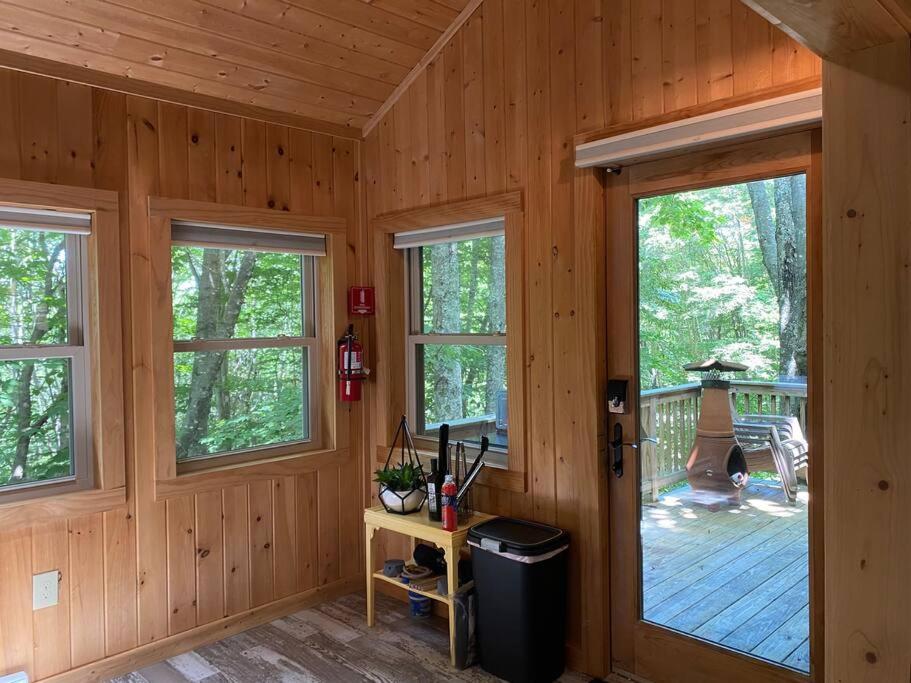 Fotografie z fotogalerie ubytování Cozy cabin with boosted Wi-Fi v destinaci Beech Mountain