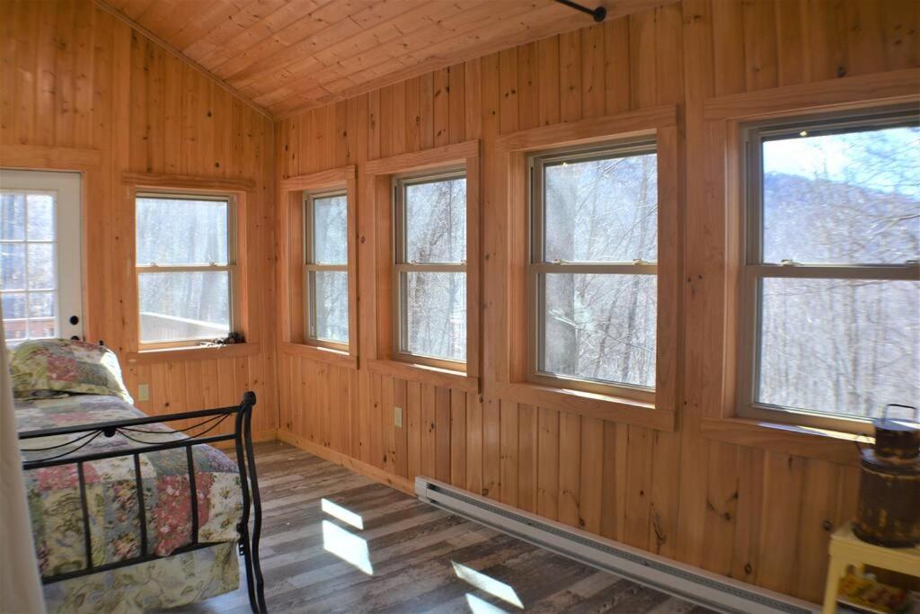 Fotografie z fotogalerie ubytování Cozy cabin with boosted Wi-Fi v destinaci Beech Mountain