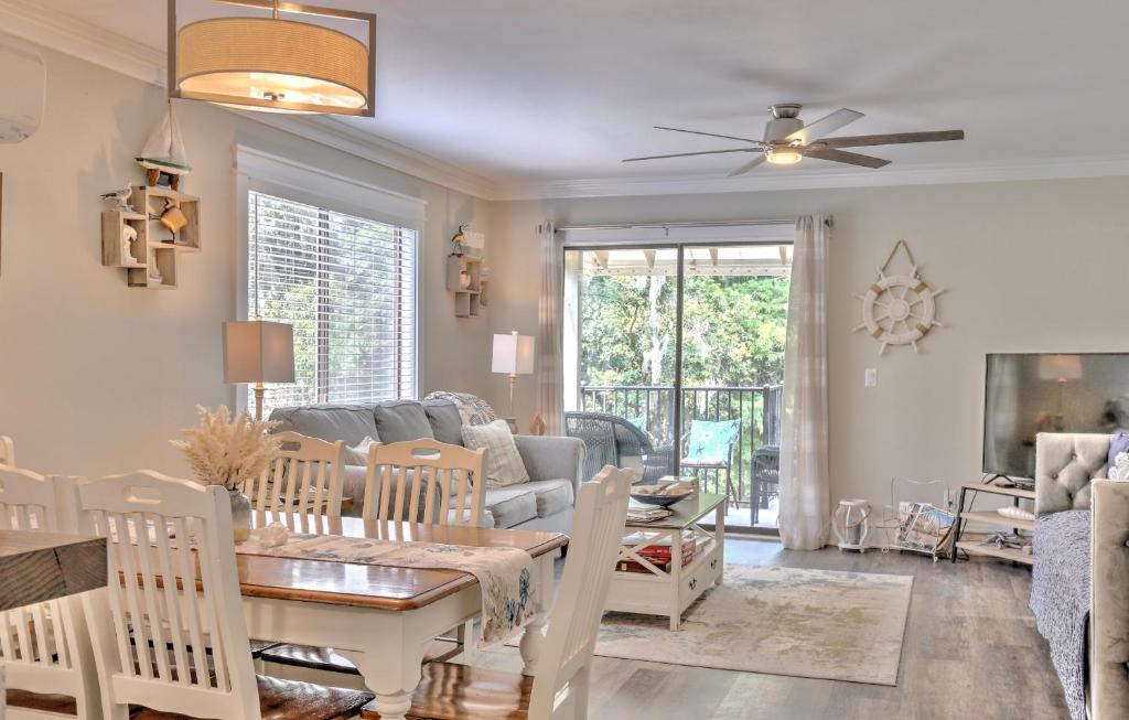 Chic Coligny walkable beach villa w/Pool & Tennis, Hilton Head Island
