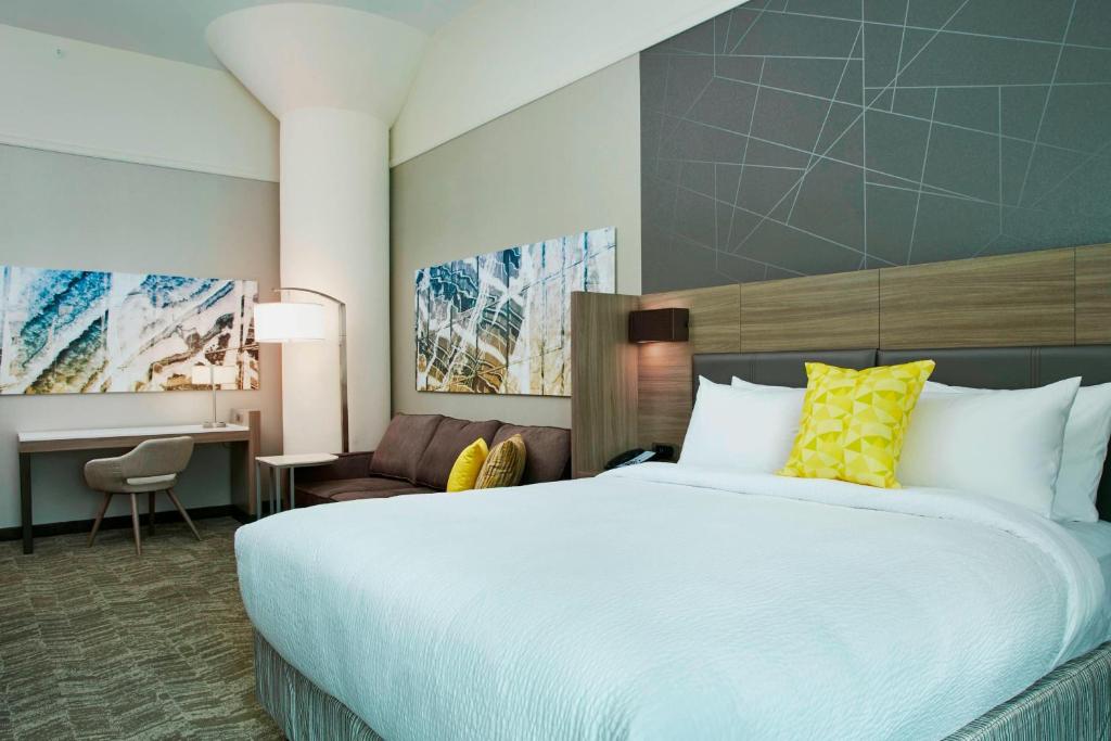 SpringHill Suites by Marriott Milwaukee Downtown - Исполнительный King Suite
