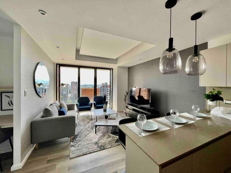 危地馬拉的住宿－Luxury Apartment in zone 10，厨房以及带沙发和桌子的客厅。
