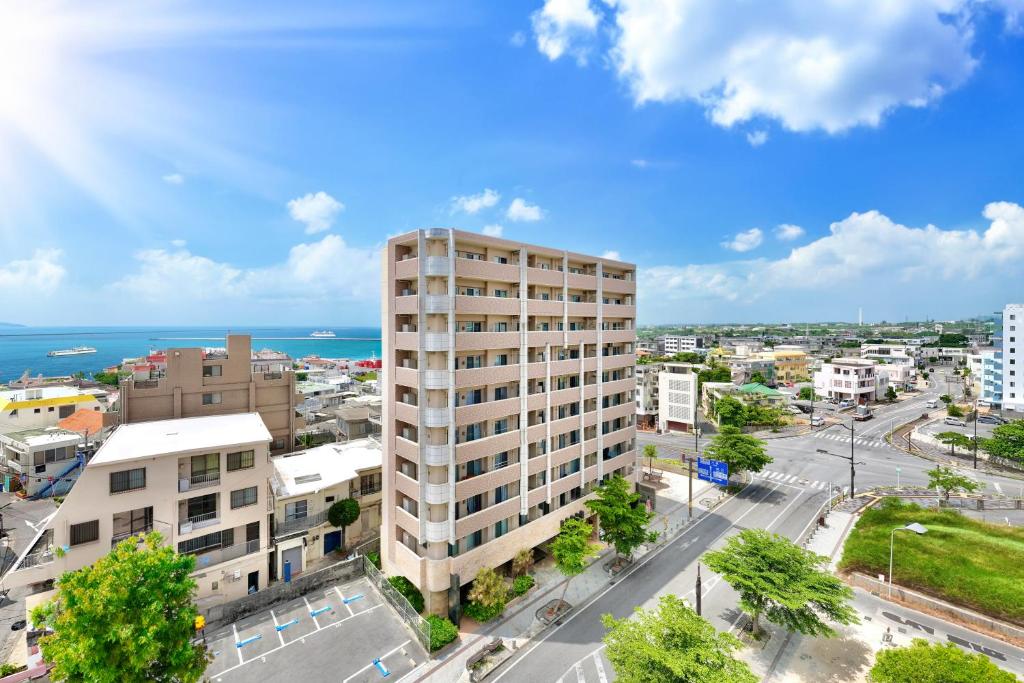 einen Blick über eine Stadt mit einem hohen Gebäude in der Unterkunft City Life Miyako L'avenir in Miyako-jima