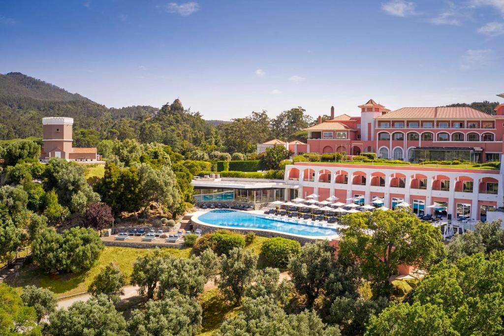 vista aerea di un resort con piscina di Penha Longa Resort a Sintra