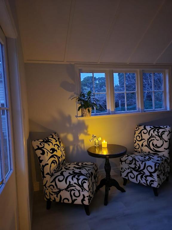 Petite on Regent - Resim 9