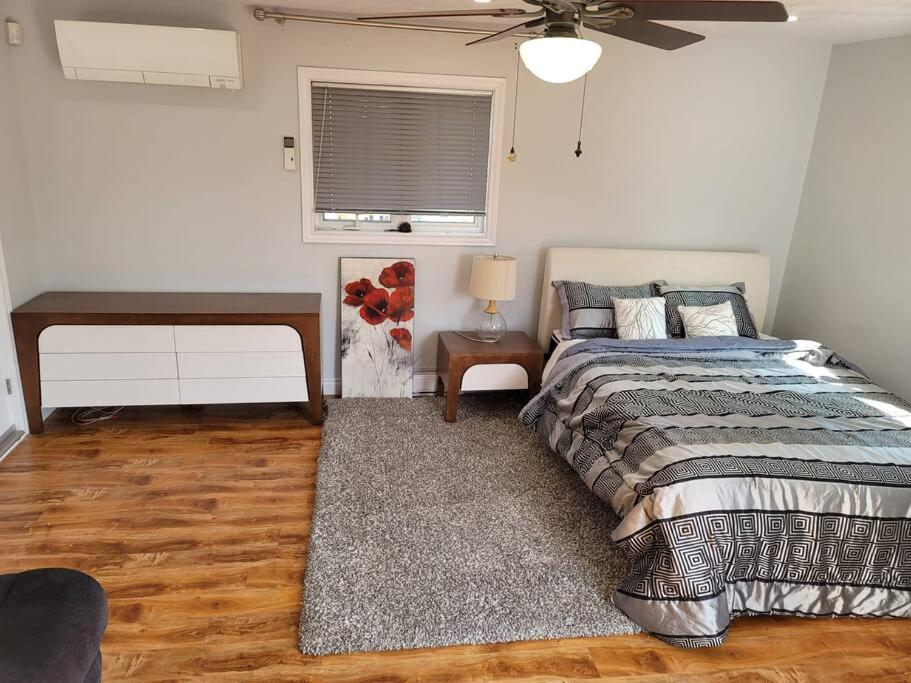 um quarto com uma cama, uma mesa e uma janela em Serene em Halifax