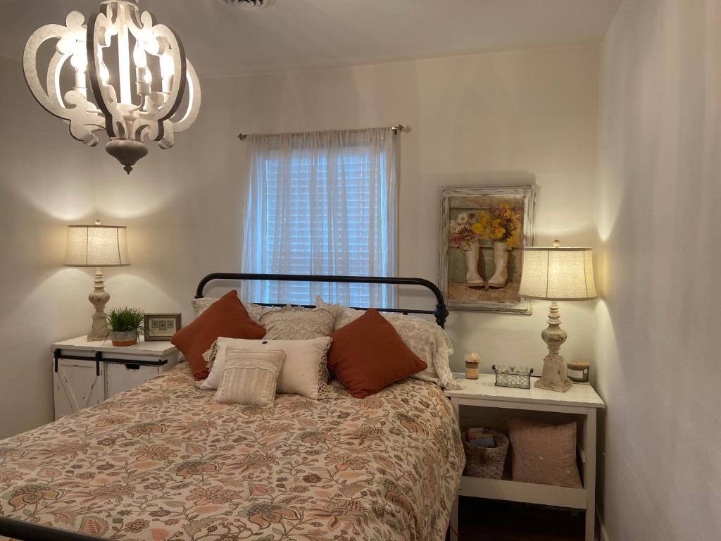 una camera con un letto, due lampade e un lampadario a braccio di We put the ‘Fun’ in your stay! a Walla Walla