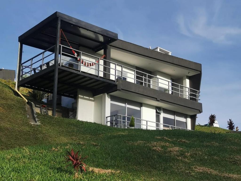 瓜塔佩的住宿－Palma Carey Colina View，山顶上带阳台的房子