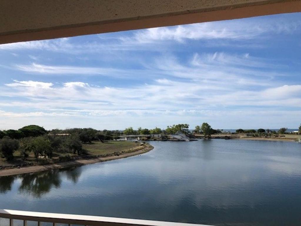 d'un balcon avec vue sur la rivière. dans l'établissement Joli T2 avec terrasse, piscine, proche plage pour 4 pers - FR-1-607-172, au Cap d'Agde