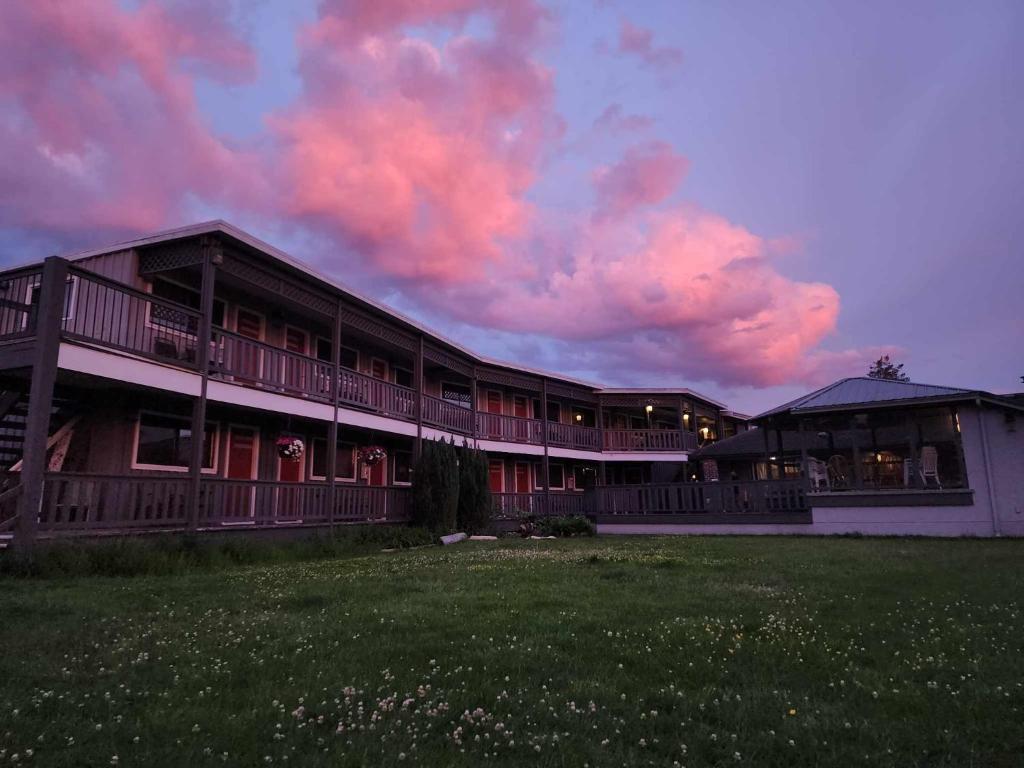 a large building with a pink cloudy sky at Campbell River Lodge in Campbell River