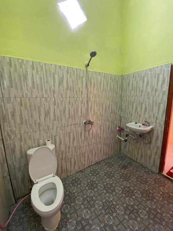a bathroom with a toilet and a sink at Pondok Evsi in Senaru