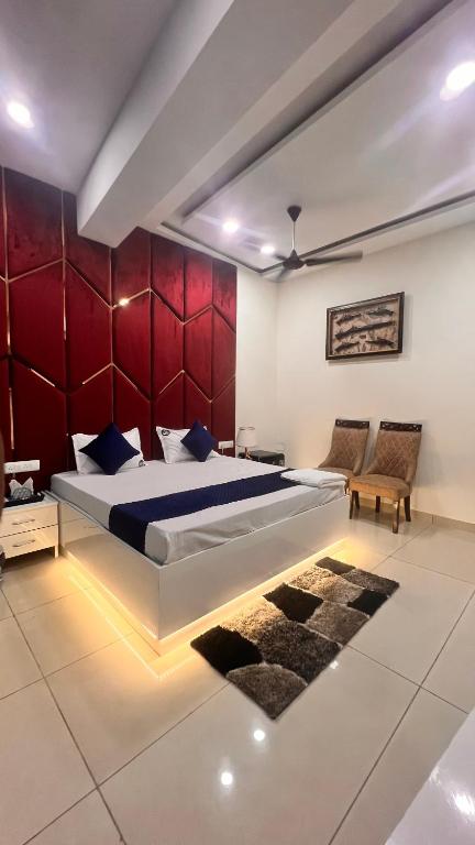 Postel nebo postele na pokoji v ubytování HOTEL KINGS