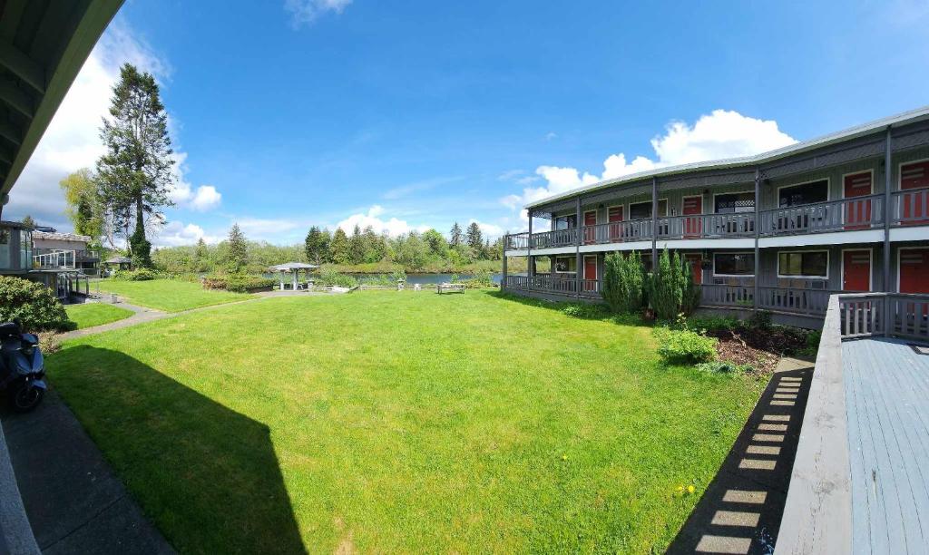un ampio cortile di fronte a un edificio di Campbell River Lodge a Campbell River
