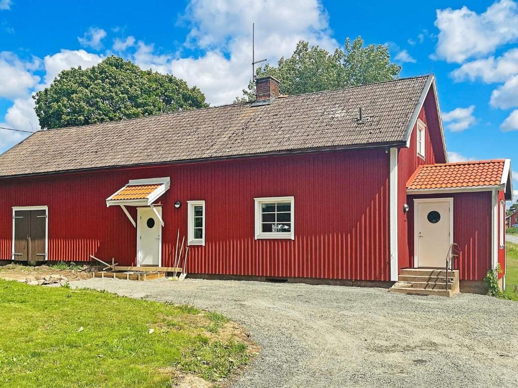 une grange rouge avec un toit rouge dans l'établissement Holiday home ANEBY, à Aneby