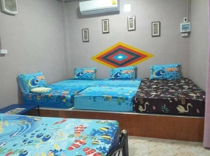 - une chambre avec deux lits et un canapé dans l'établissement Adrian View resort, à Ko Sichang