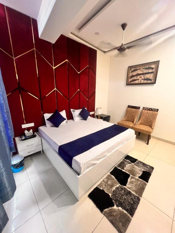 Postel nebo postele na pokoji v ubytování HOTEL KINGS