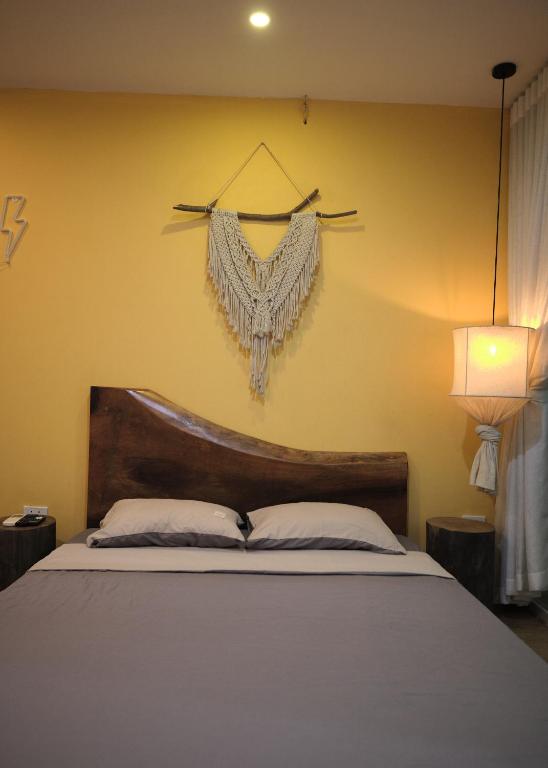 Postel nebo postele na pokoji v ubytování The Gallery Homestay - By Pegasy Group