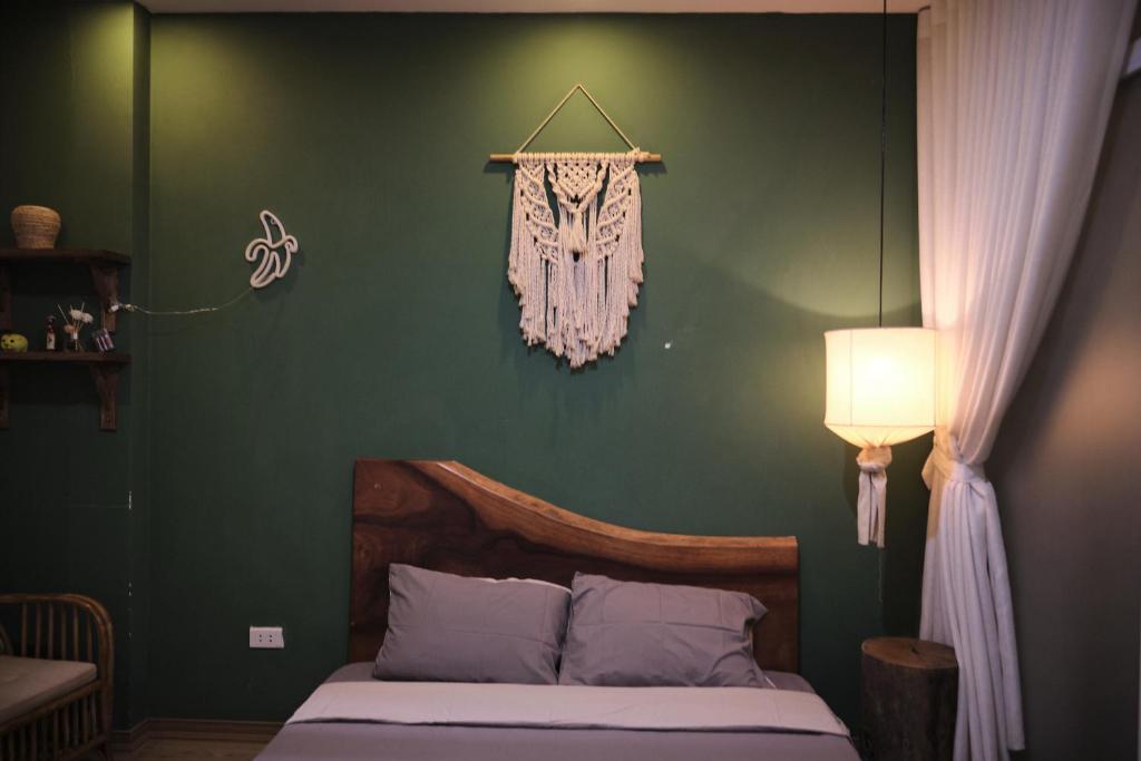 Postel nebo postele na pokoji v ubytování The Gallery Homestay - By Pegasy Group