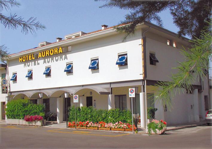 un hotel con un cartel en la parte delantera de un edificio en Hotel Aurora en Treviso