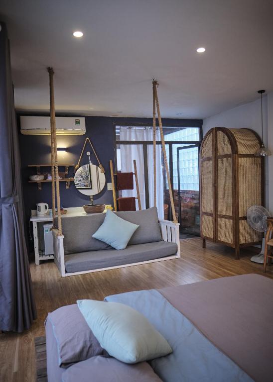 Postel nebo postele na pokoji v ubytování The Gallery Homestay - By Pegasy Group