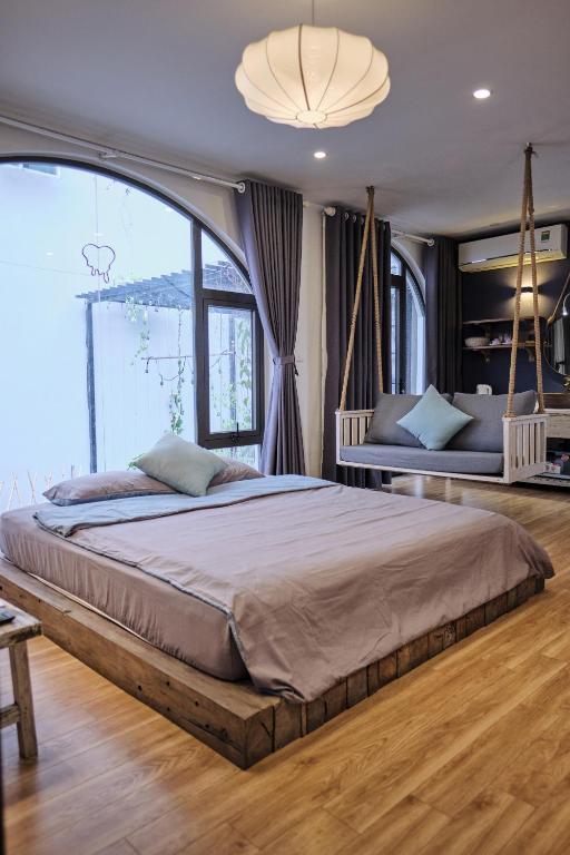 Postel nebo postele na pokoji v ubytování The Gallery Homestay - By Pegasy Group
