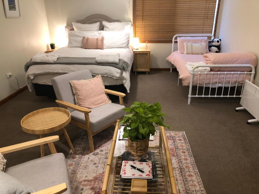 um quarto com uma cama, um sofá e uma mesa em Summerfields B & B em Cambridge